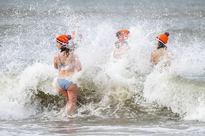 nieuwjaarsduik nieuwe stijl begint in winterswijk