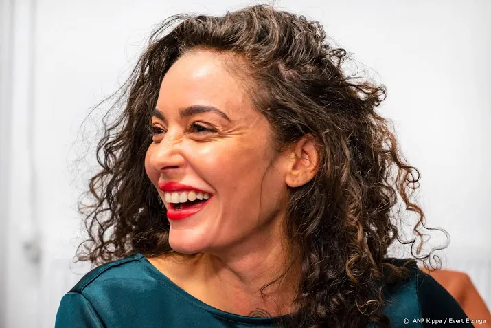 nieuwkomer fajah lourens op kop in bestseller 60