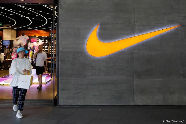 nike zet meer in op webwinkel en reorganiseert winkeltak