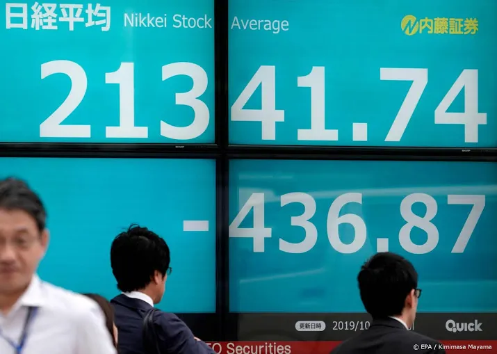 nikkei begint week licht lager