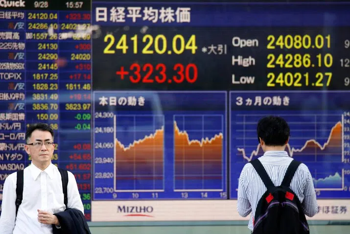 nikkei sluit grillige beursmaand hoger af