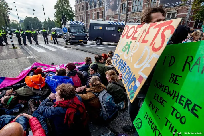 nog 30 klimaatactivisten vast in amsterdam