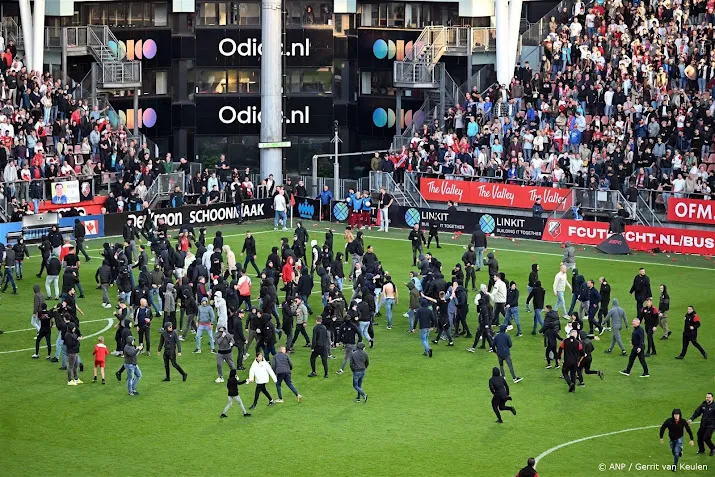 nog eens 8 relschoppers rond voetbalwedstrijd utrecht aangehouden