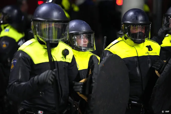 nog eens vijf az supporters blijven 14 dagen langer vastzitten