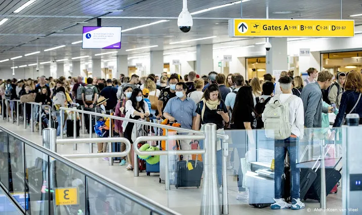 nog lange rijen op schiphol door reizigers die er te vroeg zijn