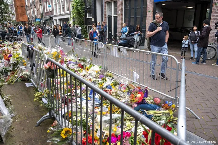 nog meer bloemen voor peter r de vries op plek schietincident