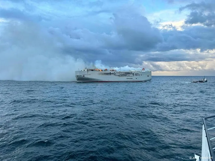nog steeds vuurhaarden en veel rook aan boord vrachtschip