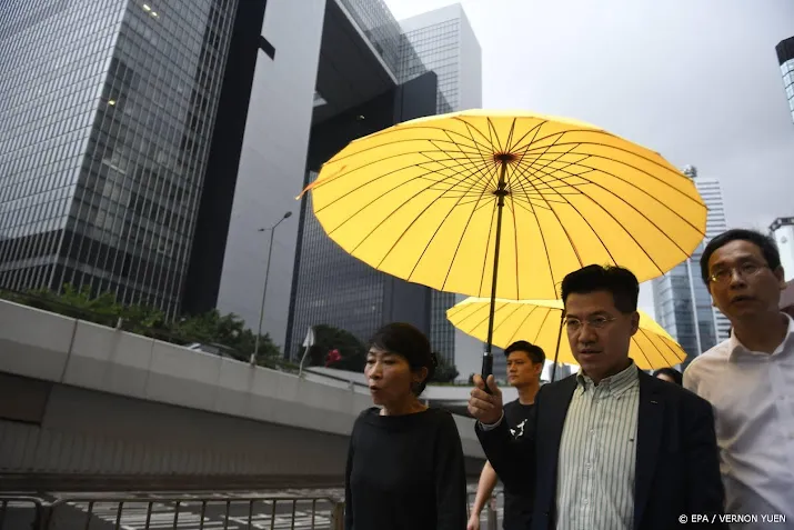 nog twee universiteiten hongkong halen beelden tiananmenplein weg