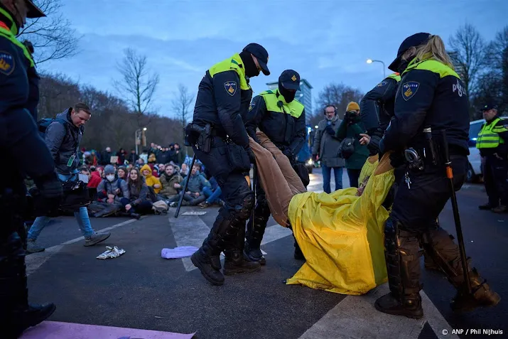 nog vier vast na demonstraties in den haag