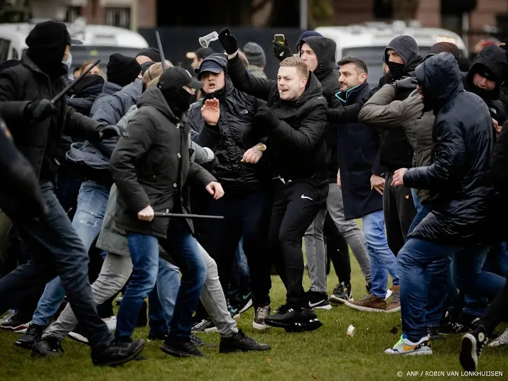 nog zes mensen vast na rellen in amsterdam
