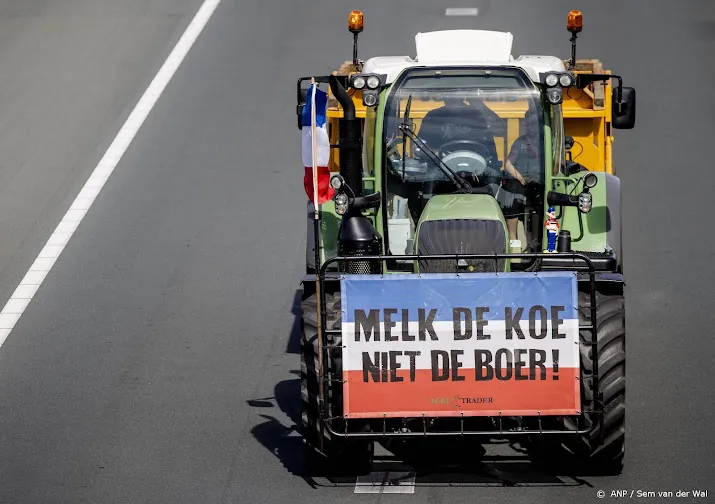noodbevel in almelo na manifestatie van boeren bij stadhuis