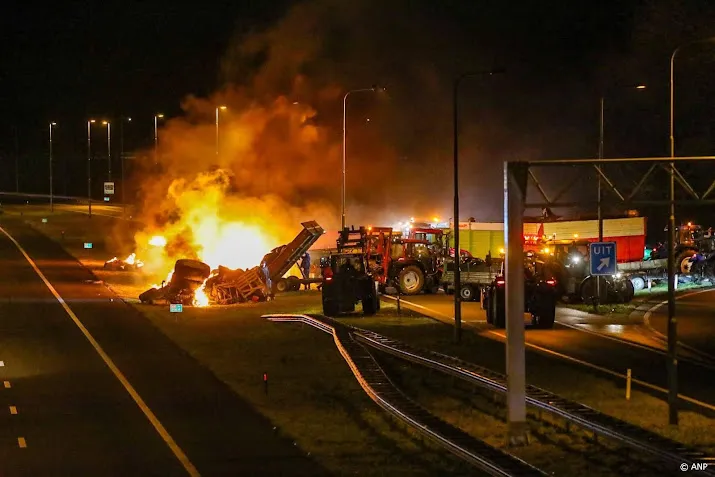 noodbevel in apeldoorn om oproepen aangehouden boeren te bevrijden