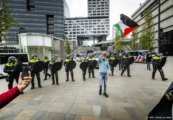 noodbevel in centrum van utrecht na ontbonden demonstratie