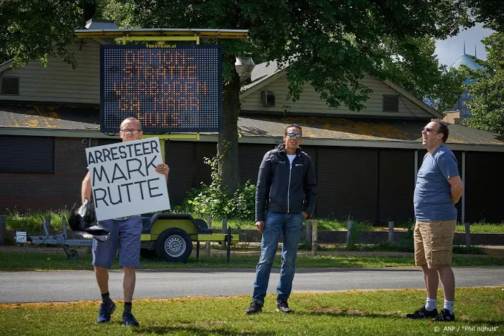 noodbevel remkes politie doet aanhoudingen op malieveld