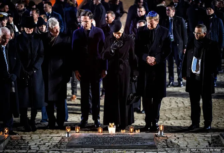 nos krijgt tientallen klachten na afbreken auschwitz herdenking