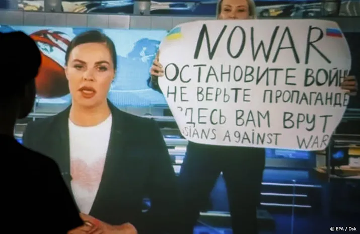 novaja gazeta zet tv activiste ovsjannikova groot op voorpagina