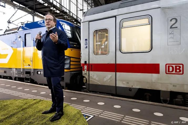 ns baas koolmees zegt sorry na roken op rookvrij stationsplein