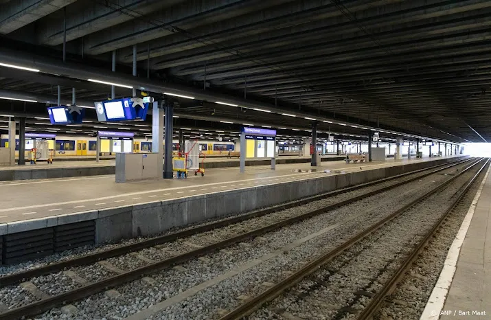 ns dreigt met gang naar rechter als spoorbonden gaan staken