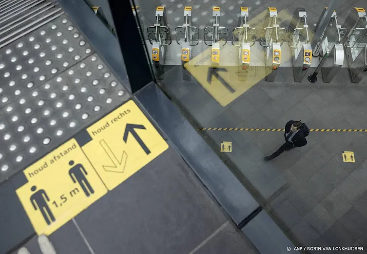 ns en prorail verwijderen coronastickers op stations