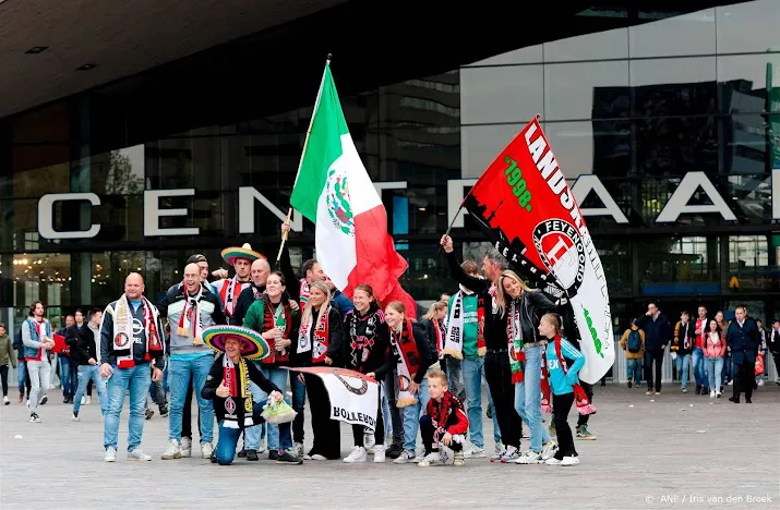 ns gezellig druk met feyenoord fans in treinen naar rotterdam