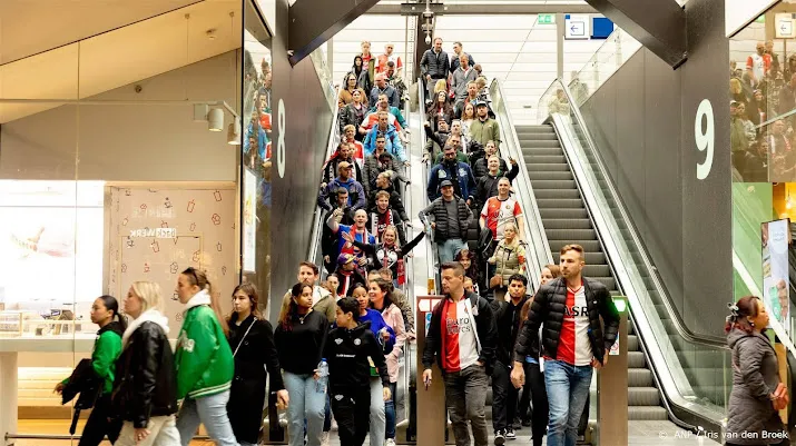 ns gezellige sfeer op rotterdam centraal na huldiging feyenoord