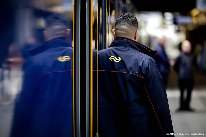 ns personeel spreekt reizigers zaterdagavond toe tijdens actie