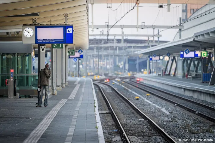 ns personeel staakt in het westen van het land voor betere cao