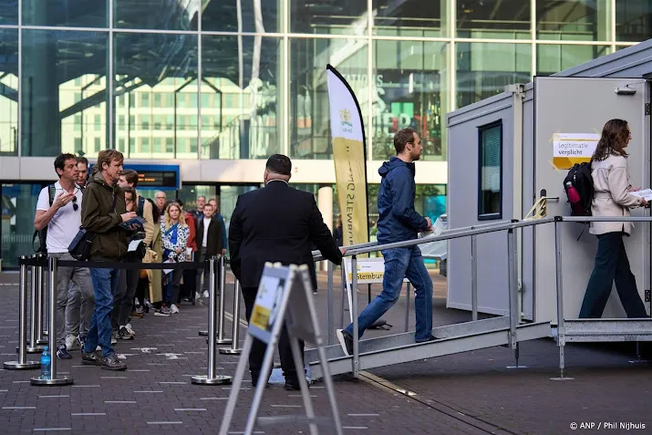 ns stembureaus op stations goed bezocht tijdens ochtendspits