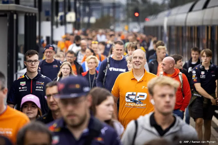 ns tienduizenden reizigers aangekomen op station zandvoort