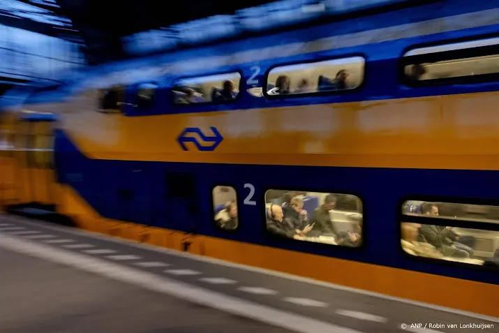 ns treinreizigers van en naar amsterdam moeten met ander vervoer