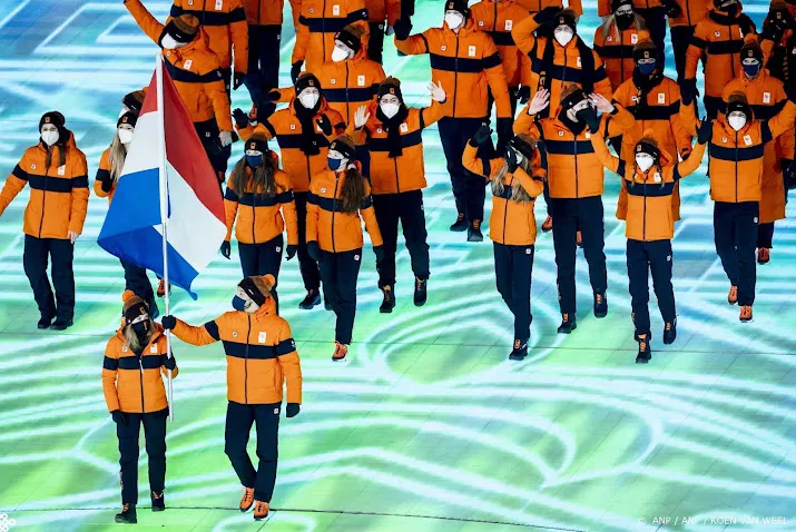 nuis en van zundert dragen nederlandse vlag vogelnest stadion in