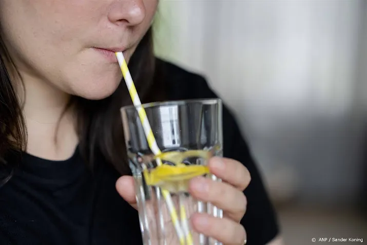 nvwa doet onderzoek naar pfas in papieren rietjes