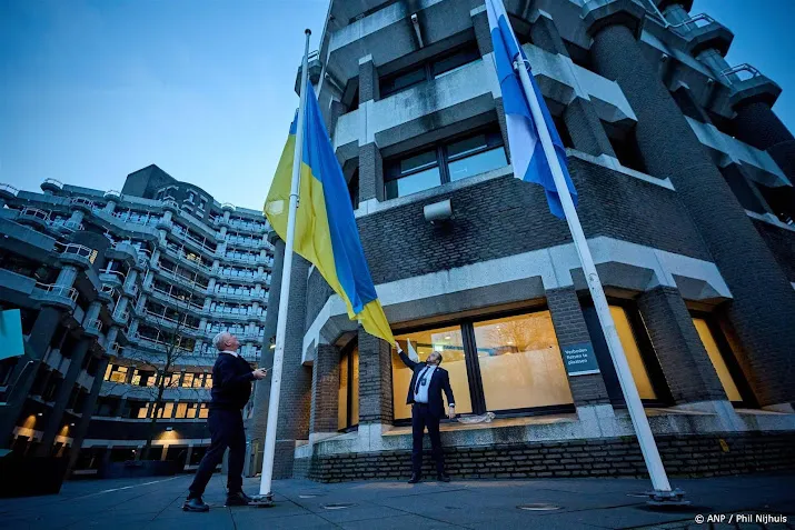 oekraiense vlag gehesen bij tweede kamer