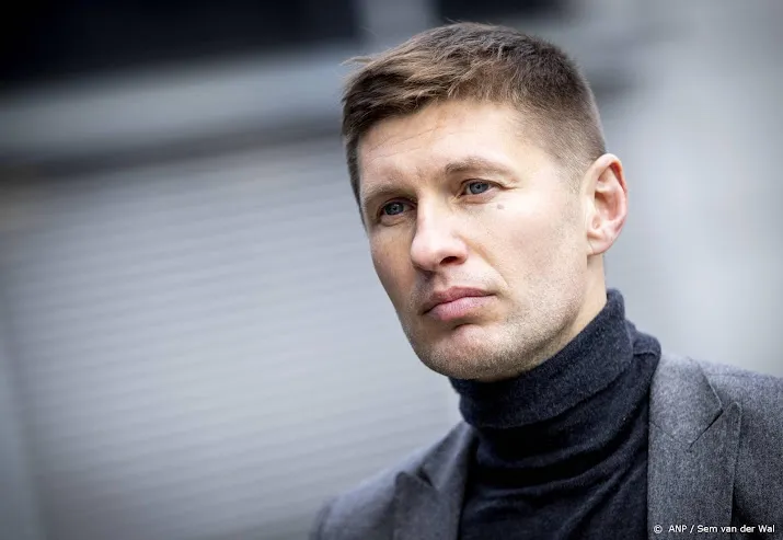 oekrainer levtsjenko legt krans bij nationale sportherdenking