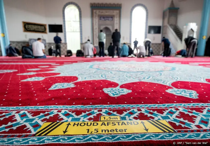 offerfeest in moskee alleen op 15 meter afstand