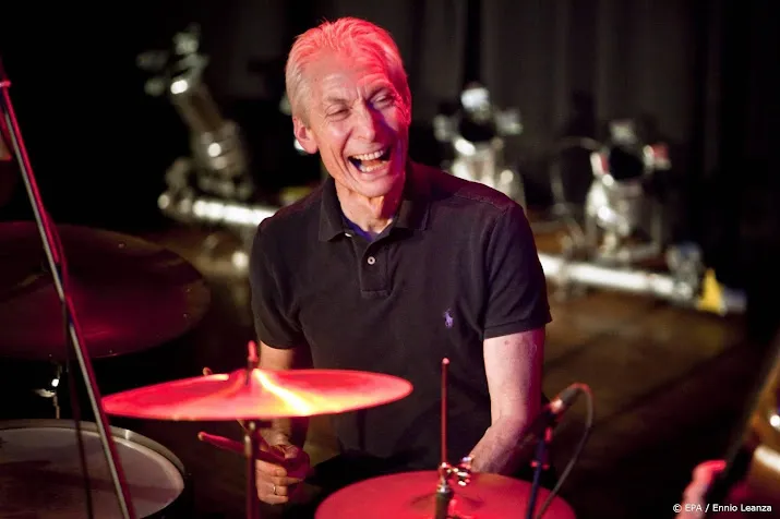 officiele website rolling stones eert watts met portret