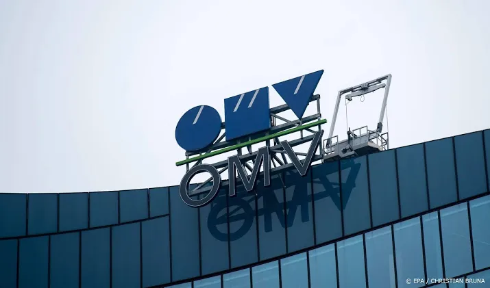 oliebedrijf abu dhabi in zee met europeanen