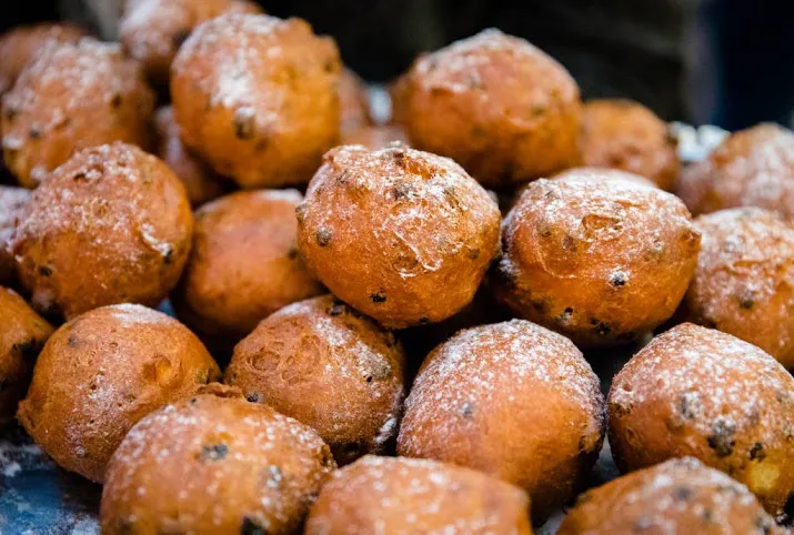 oliebollen bij meeste kramen te pinnen