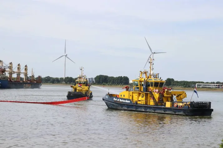 olievlek rotterdam voor driekwart opgeruimd