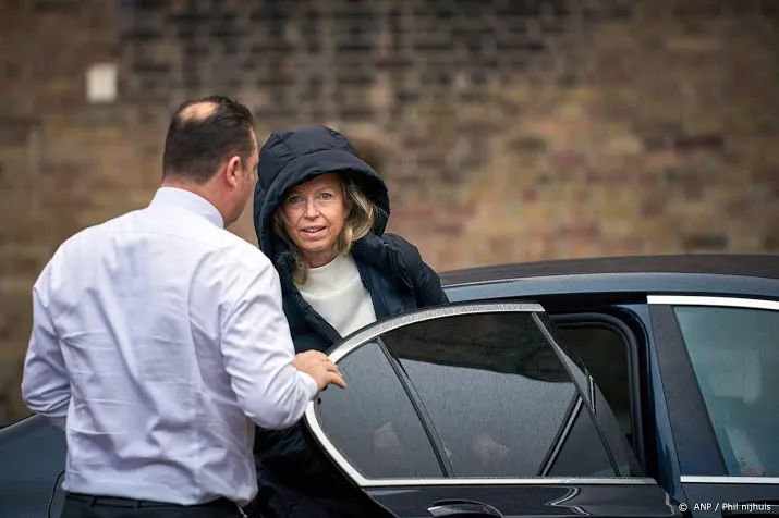 ollongren vertelde chauffeur pas tijdens rit over besmetting