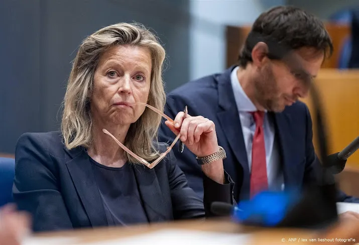 ollongren voorzichtig optimistisch over loskrijgen zwitserse tanks