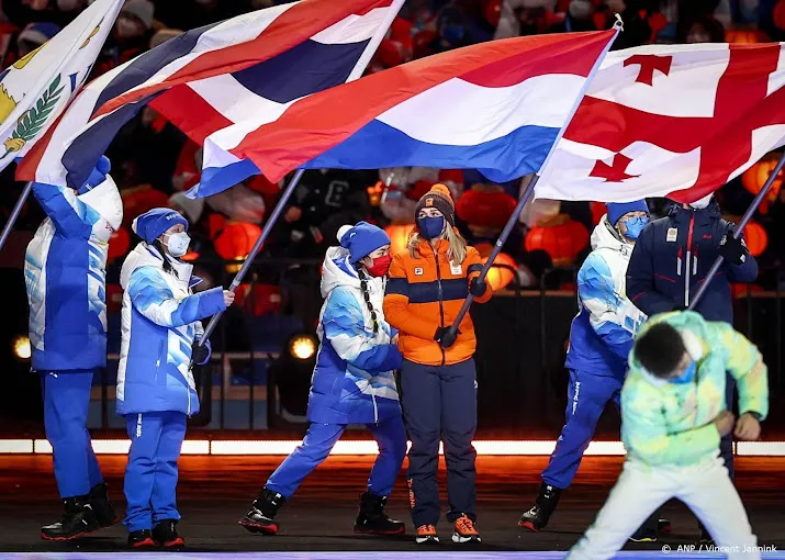 olympisch kampioene schouten draagt vlag vogelnest binnen