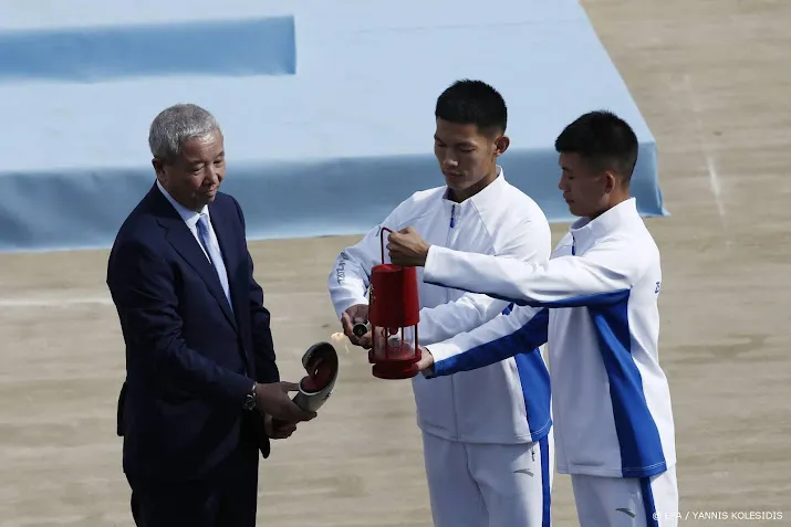 olympische vlam overgedragen aan organisatiecomite spelen beijing