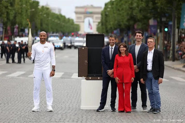 olympische vlam voor twee dagen in parijs