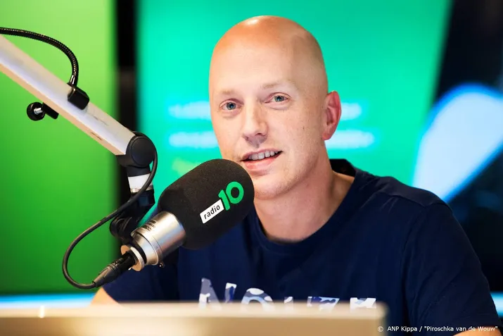 om bekijkt aangifte tegen radio 10 om coronalied
