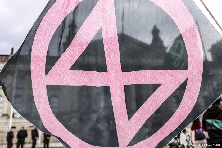 om eist boete tegen activisten extinction rebellion na plakactie