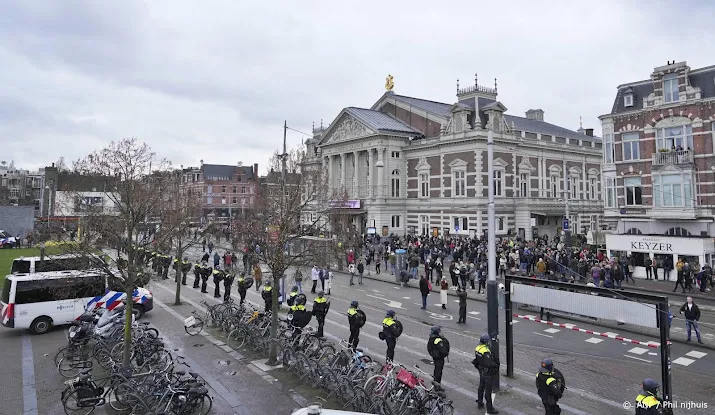 om eist cel en taakstraf voor trap tegen me schild museumplein