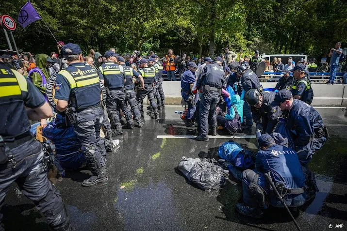 om eist taakstraf tegen klimaatactivist a12 voor bijten agent