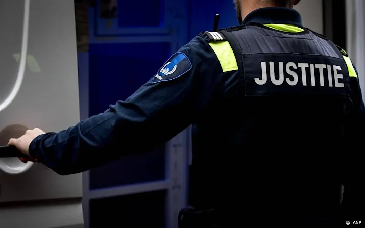 om eist tot 6 jaar cel tegen verdachten plofkraken