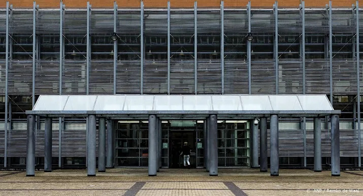 om eist weer levenslang voor moord op moeder vrouw en kinderen